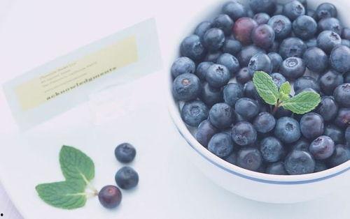 娱乐吃瓜酱母亲吃蓝莓,娱乐吃瓜酱母亲意外吃出时尚新风尚